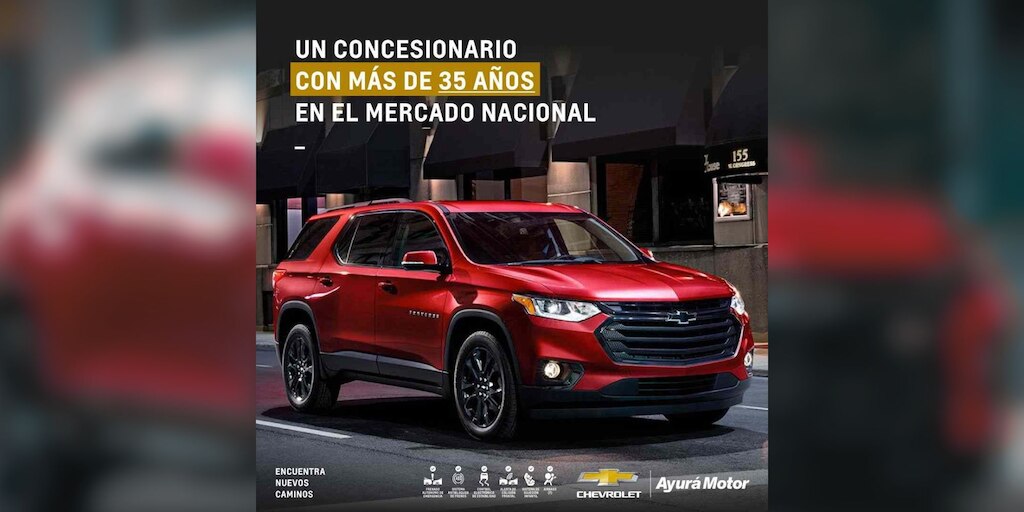 Un concesionario automotriz con amplia experiencia presenta un SUV rojo Chevrolet