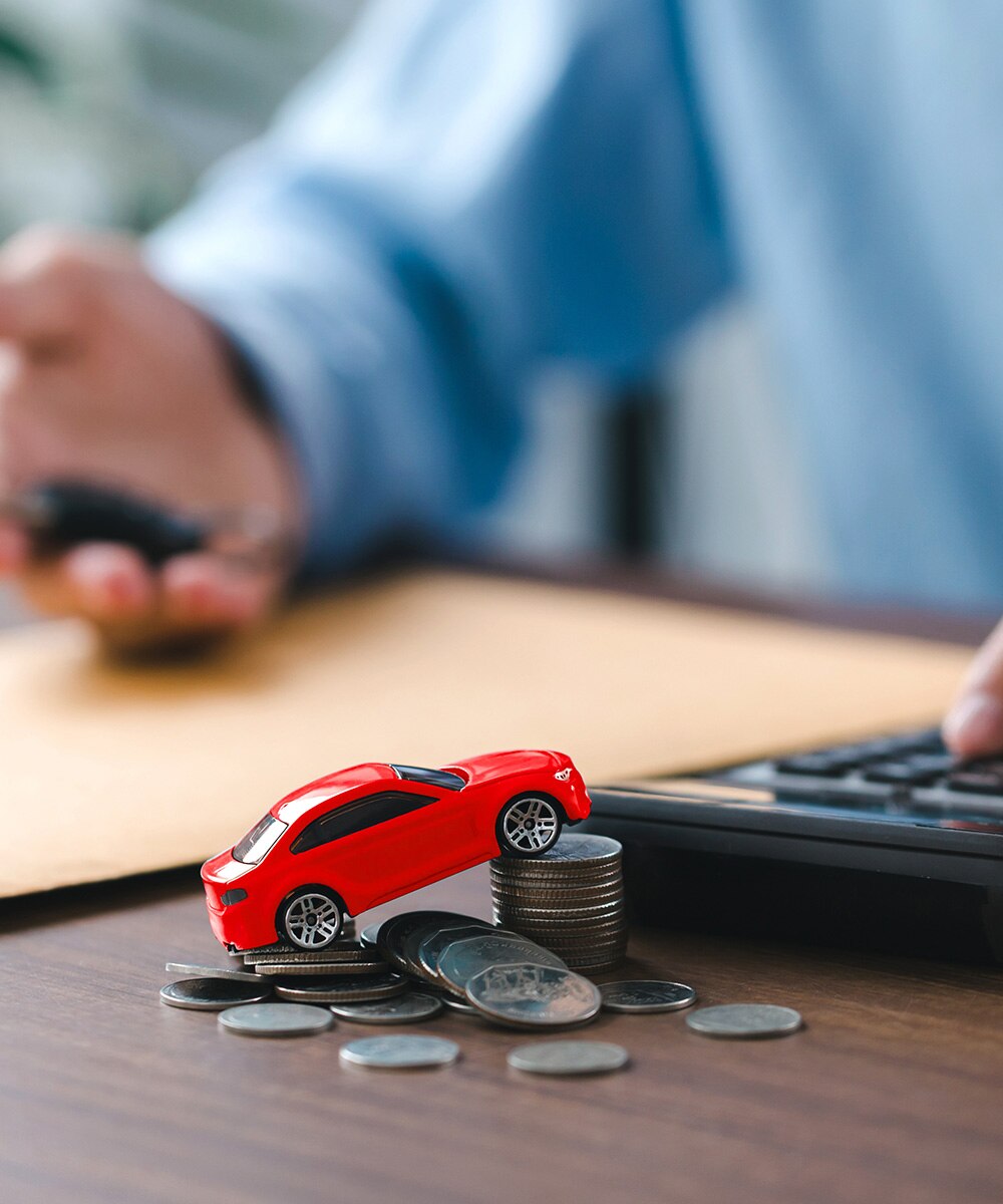 Una mano sostiene las llaves de un coche mientras