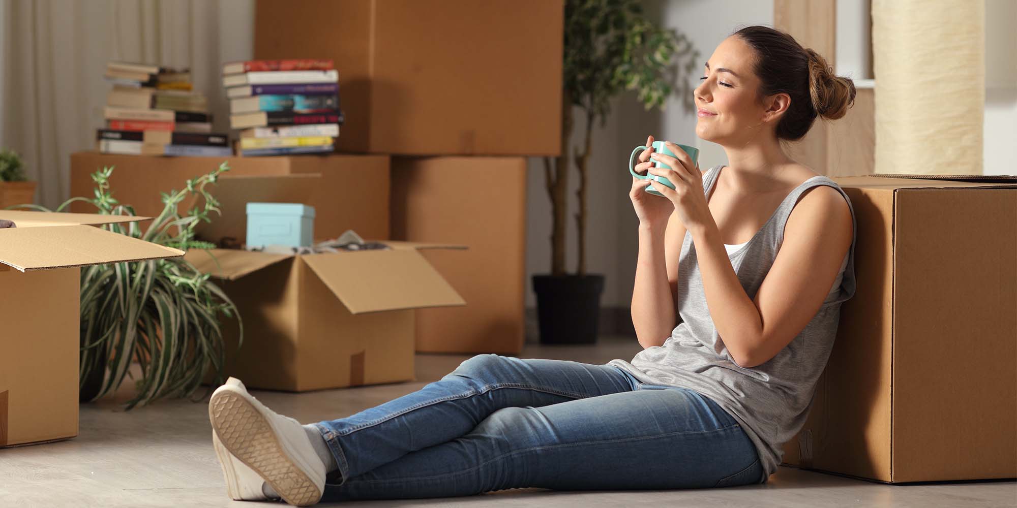 Mujer relajada con una taza de café, disfrutando de la tranquilidad