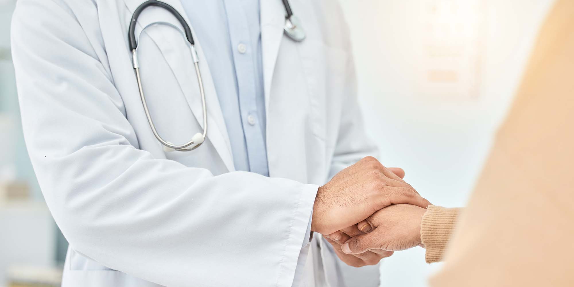 Médico brindando atención y apoyo a un paciente en consulta