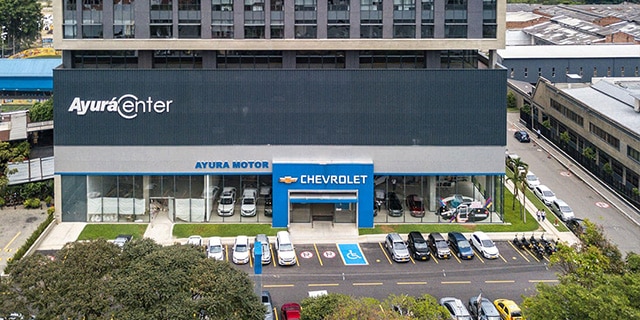 Fachada del concesionario Chevrolet Ayura Motor en Ayura Center