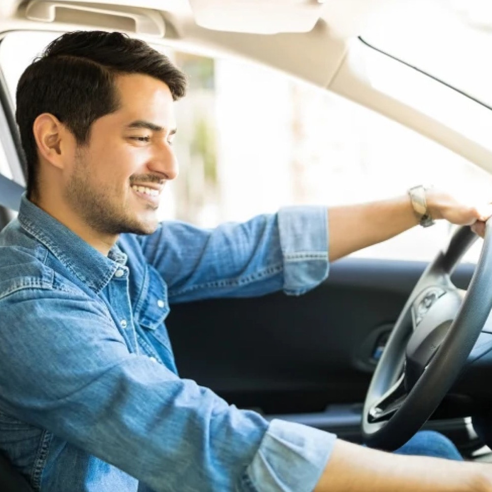 Hombre subiendole volumen al radio del carro