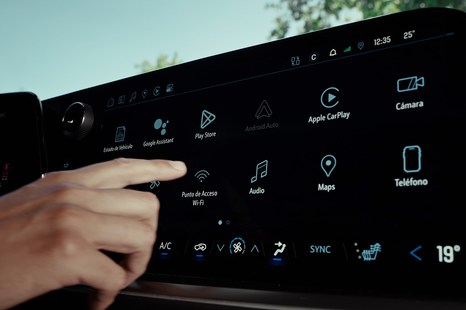Mano tocando el icono de Wi-Fi en la pantalla central