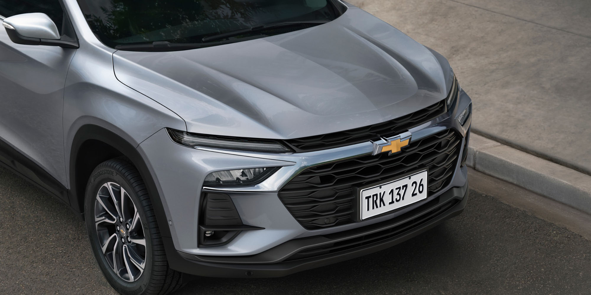 Chevrolet Tracker gris parte frontal