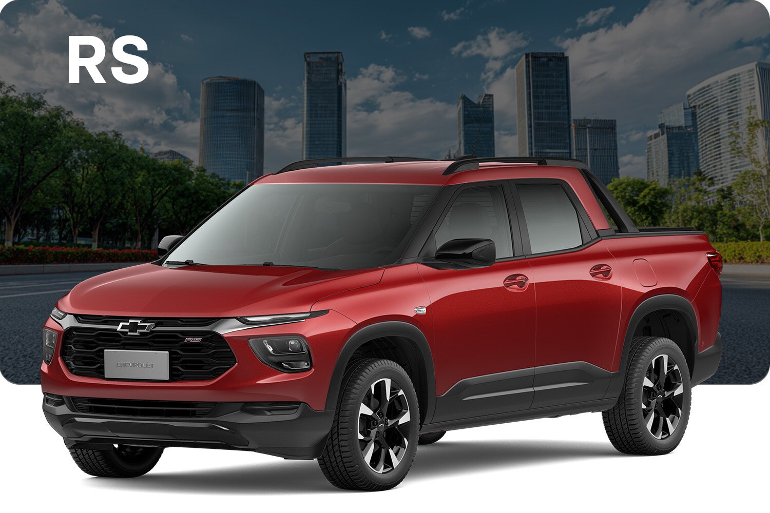 Vista Chevrolet Montana RS roja frente a edificios